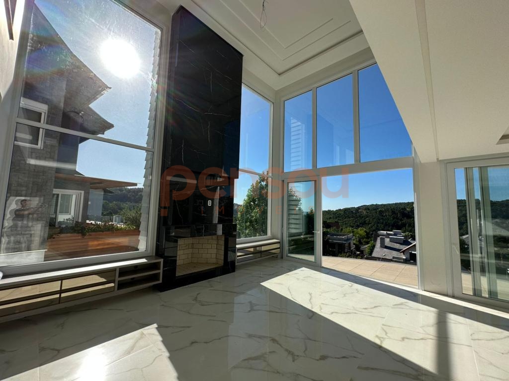 Casa 4 ou + dorm. em Condomínio