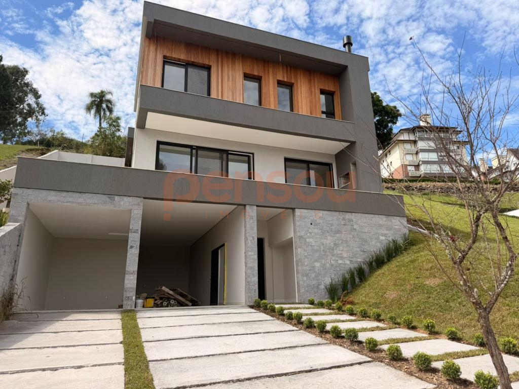 Casa 4 ou + dorm. em Condomínio