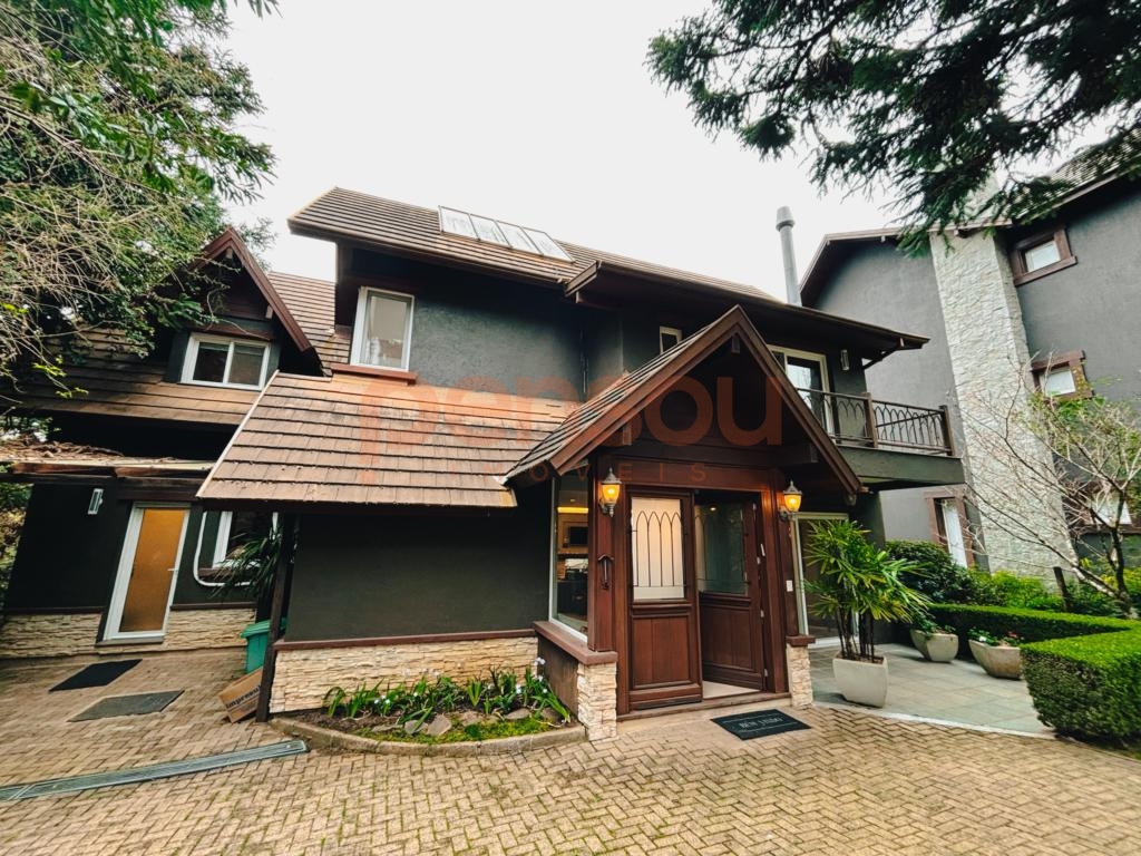 Casa 4 ou + dorm. em Condomínio