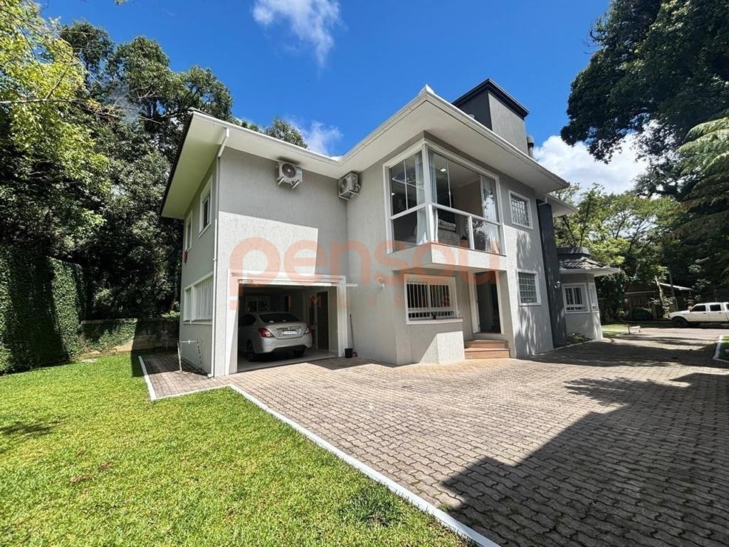 Casa 4 ou + dormitórios