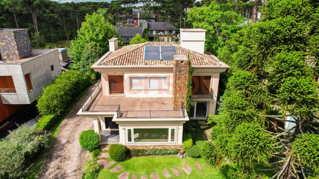 Casa 4 ou + dorm. em Condomínio