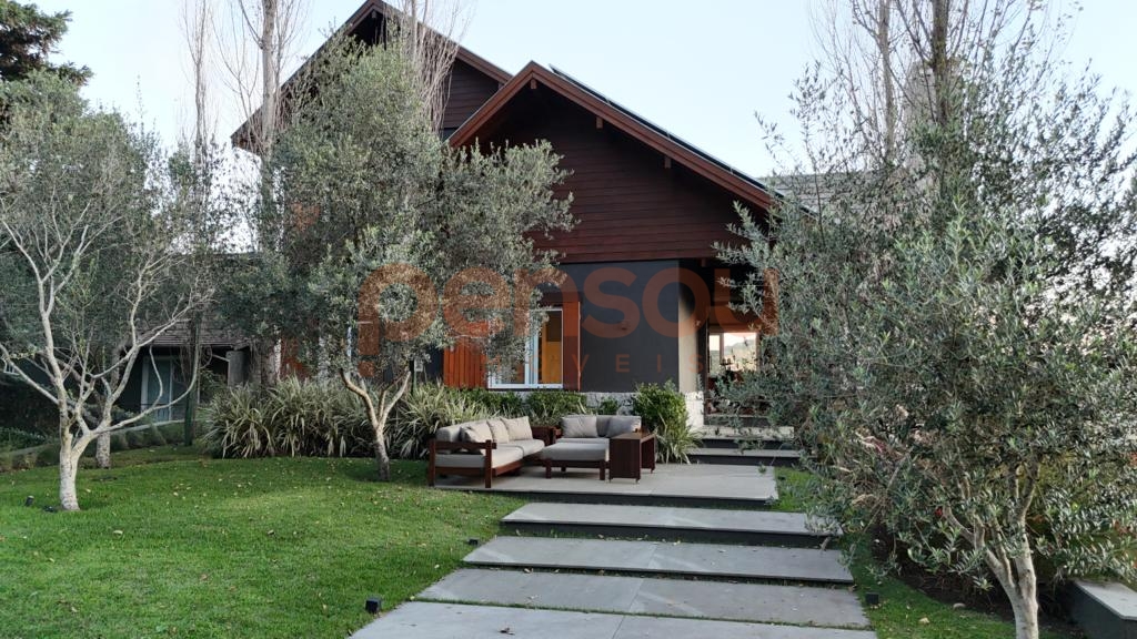 Casa 4 ou + dorm. em Condomínio