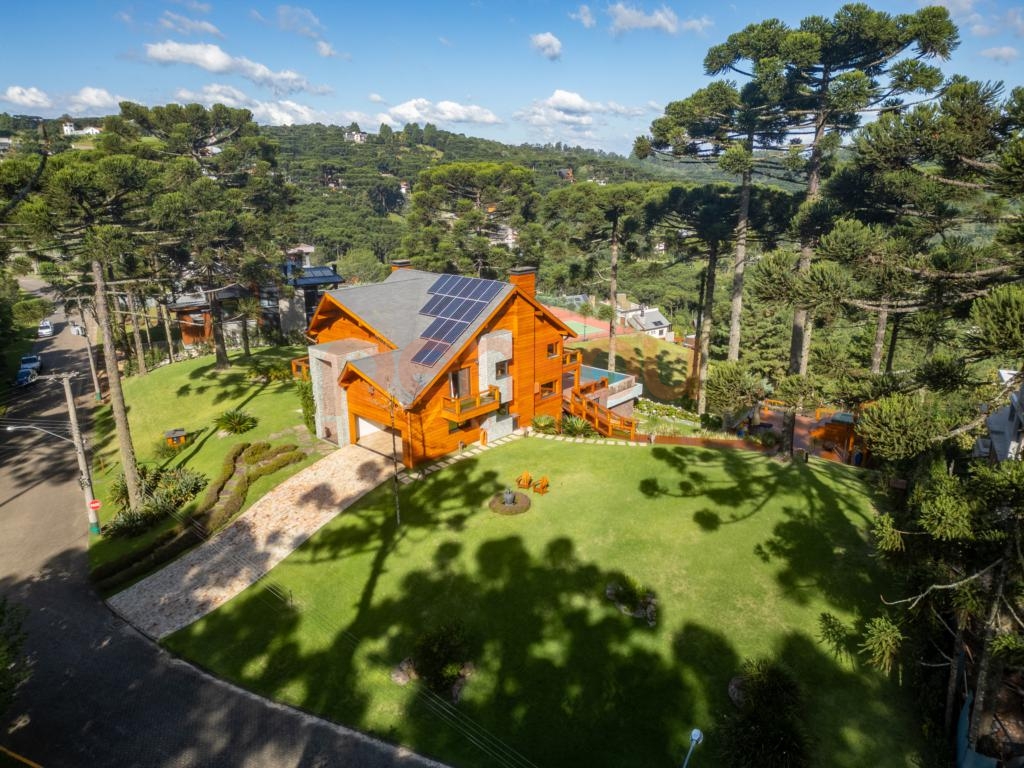 Casa 4 ou + dorm. em Condomínio