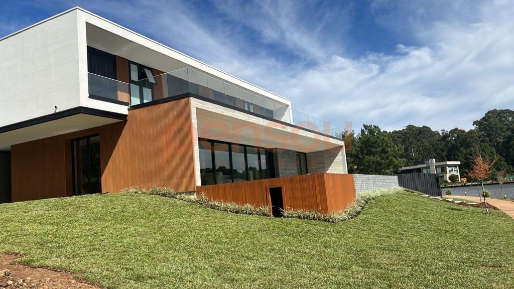 Casa 4 ou + dorm. em Condomínio