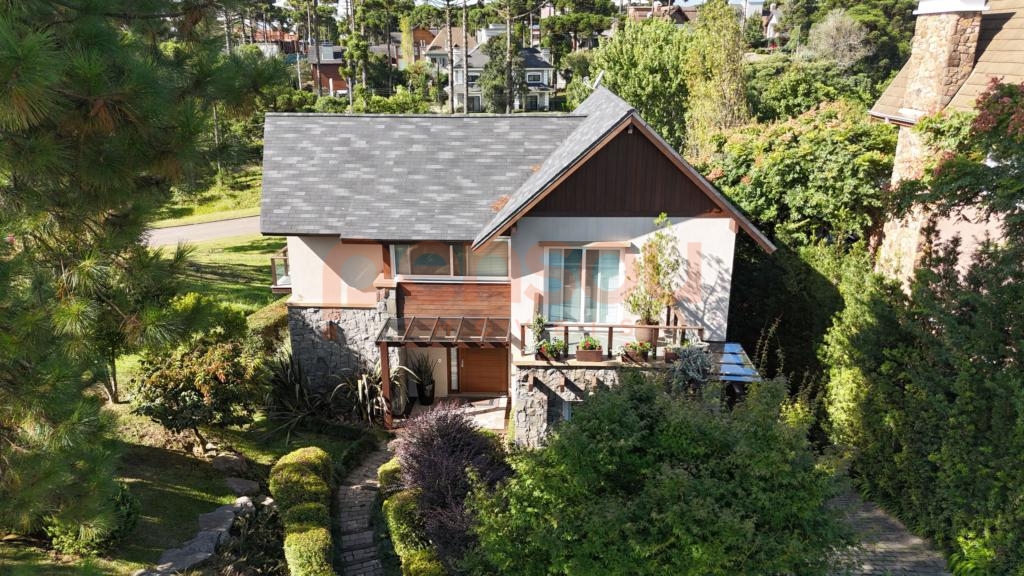 Casa 4 ou + dorm. em Condomínio