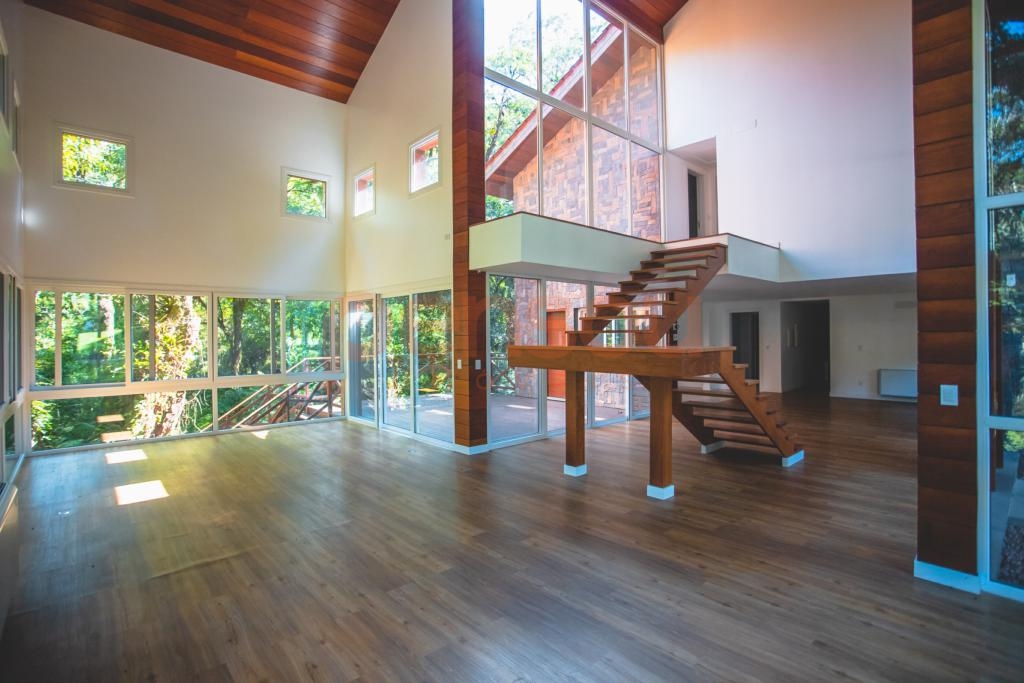 Casa 4 ou + dorm. em Condomínio