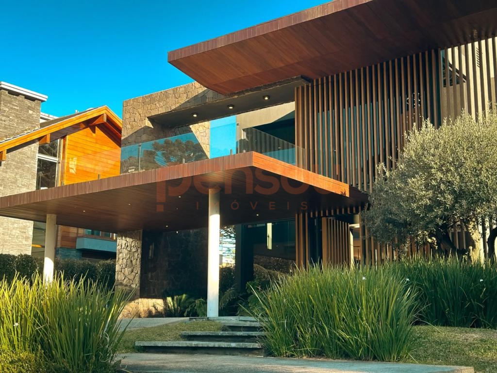 Casa 4 ou + dorm. em Condomínio