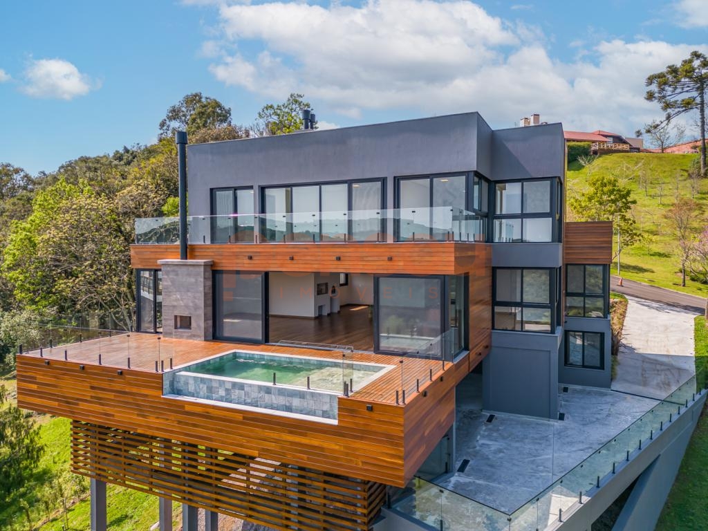 Casa 4 ou + dorm. em Condomínio